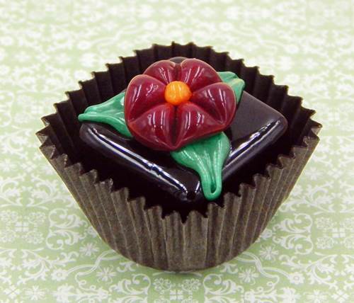 Click to view detail for HG-001d Chocolate  Cube with Red Flower $43